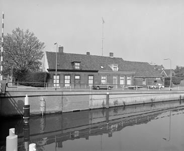 882475 Gezicht op de voorgevels van de panden Hogenoord 6-7 te Utrecht, vanaf de David van Mollembrug over de Vecht.